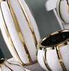 Vase doré et blanc