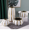 Vase doré et blanc