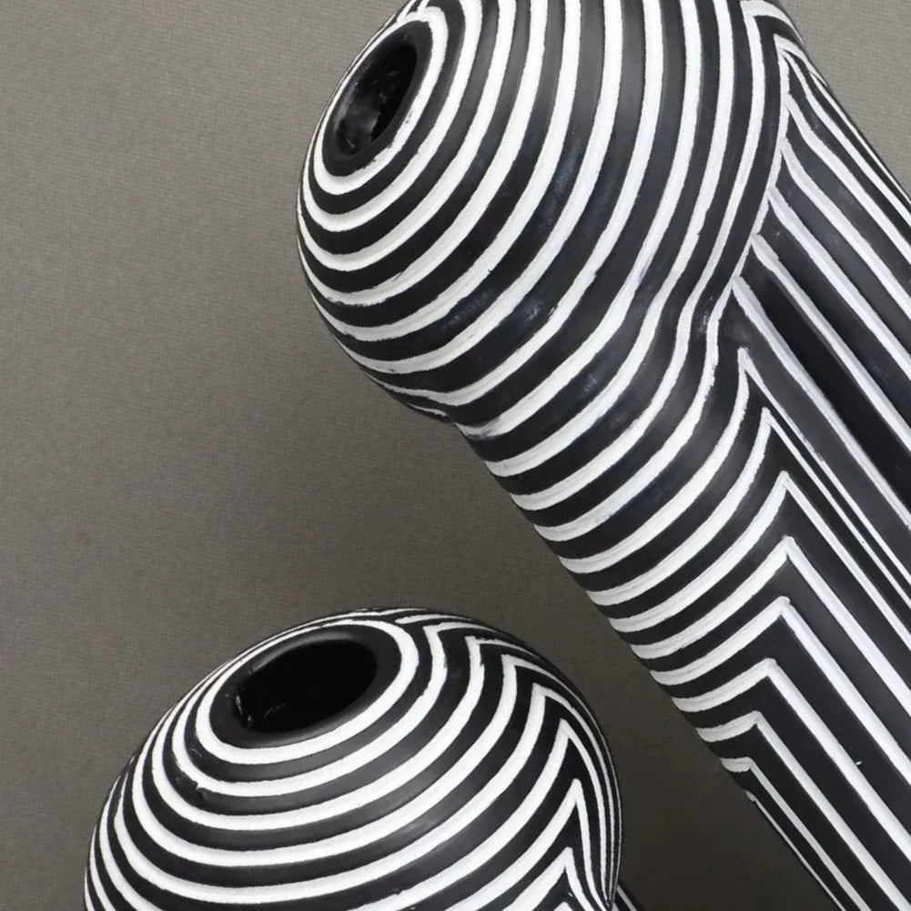 Vase Rayé Noir Et Blanc